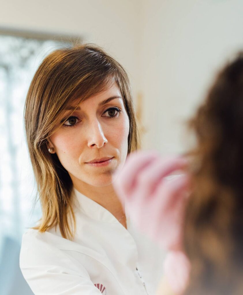 Carolina de la Rosa trabajndo con clienta La profesional de la micropigmentación y la depilación eléctrica Carolina de la Rosa atendiendo a una clienta