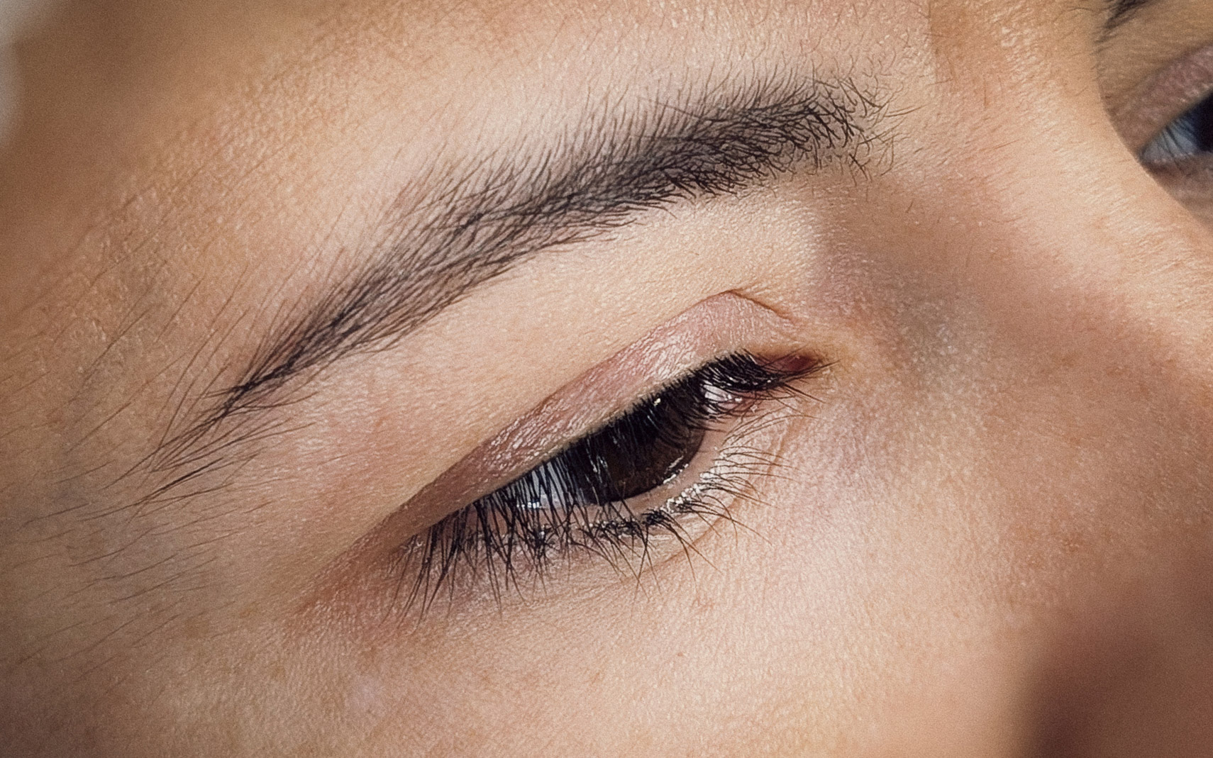 Micropigmentación de ojos antes de la realización