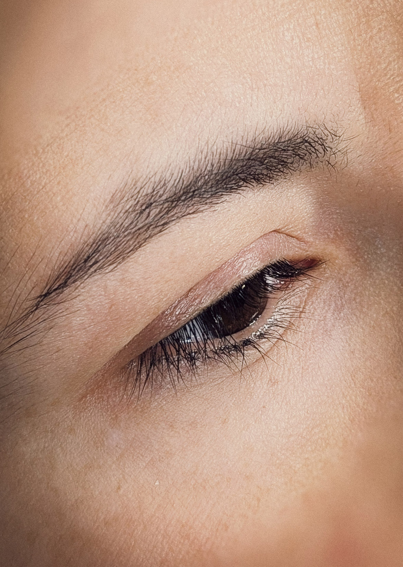 Micropigmentación de ojos antes de la realización