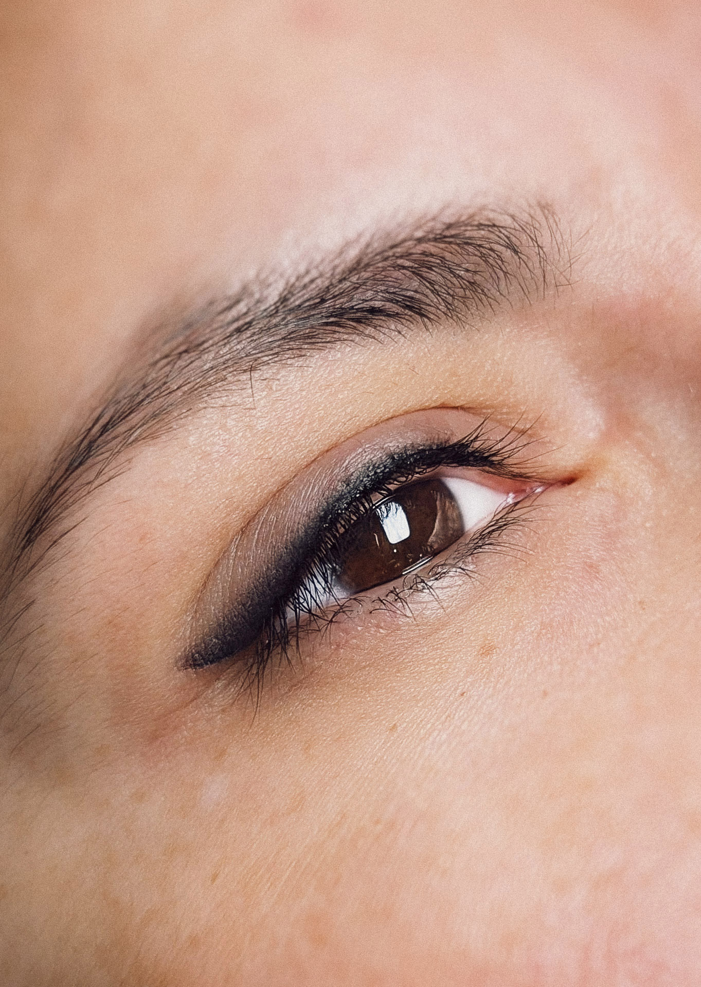 Micropigmentación de ojos después de la realización
