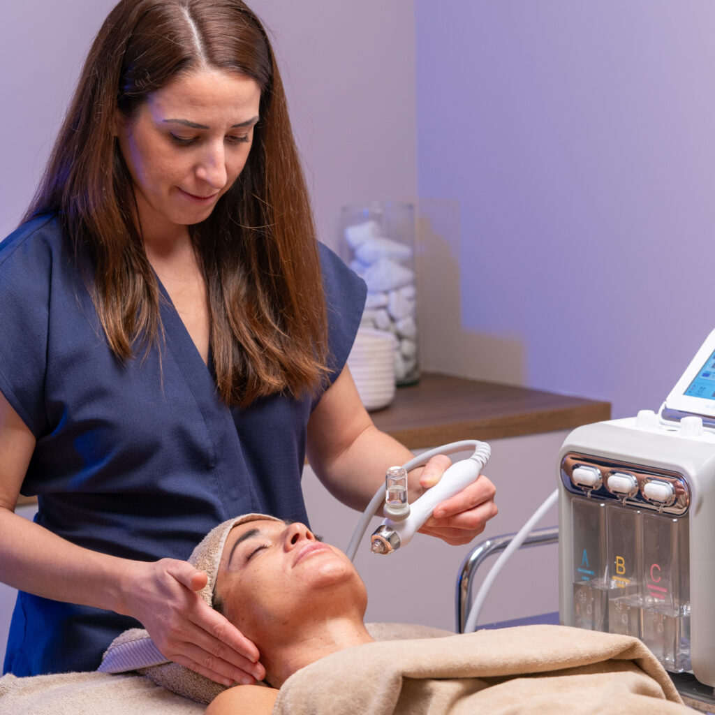 Guía definitiva: Cómo lograr una piel de porcelana en 2026 | Centros Carolina de la Rosa Facial Velltec web 8 1.jpg