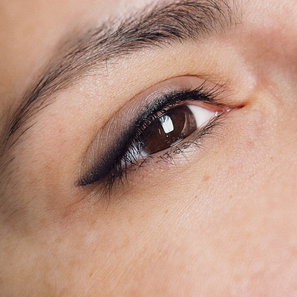 Estética avanzada en Barcelona: El arte de decidir sobre tu propia piel | Centros Carolina de la Rosa Micro Ojos Carolina de la Rosa.jpg