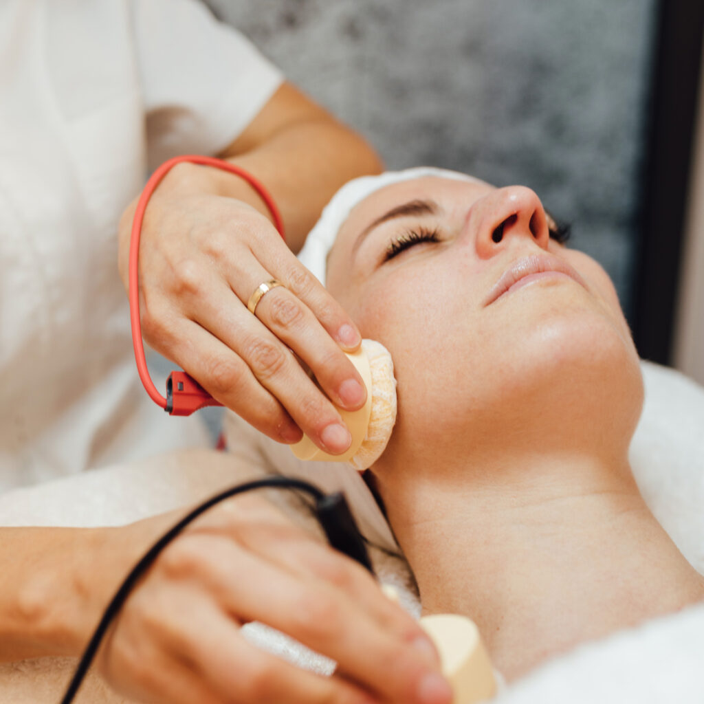 Estética avanzada en Barcelona: El arte de decidir sobre tu propia piel | Centros Carolina de la Rosa remodeling face 1.jpg